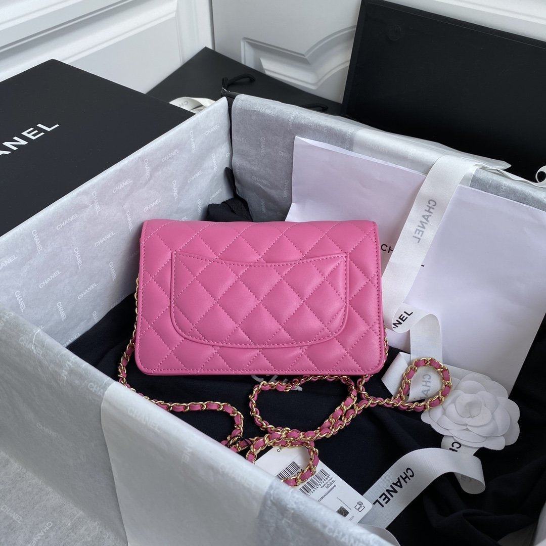 CHANEL キルティングジップウォレット（グロッシーピンク） Chanel Pink Quilted Large Gusset Flap Wallet | Consign of