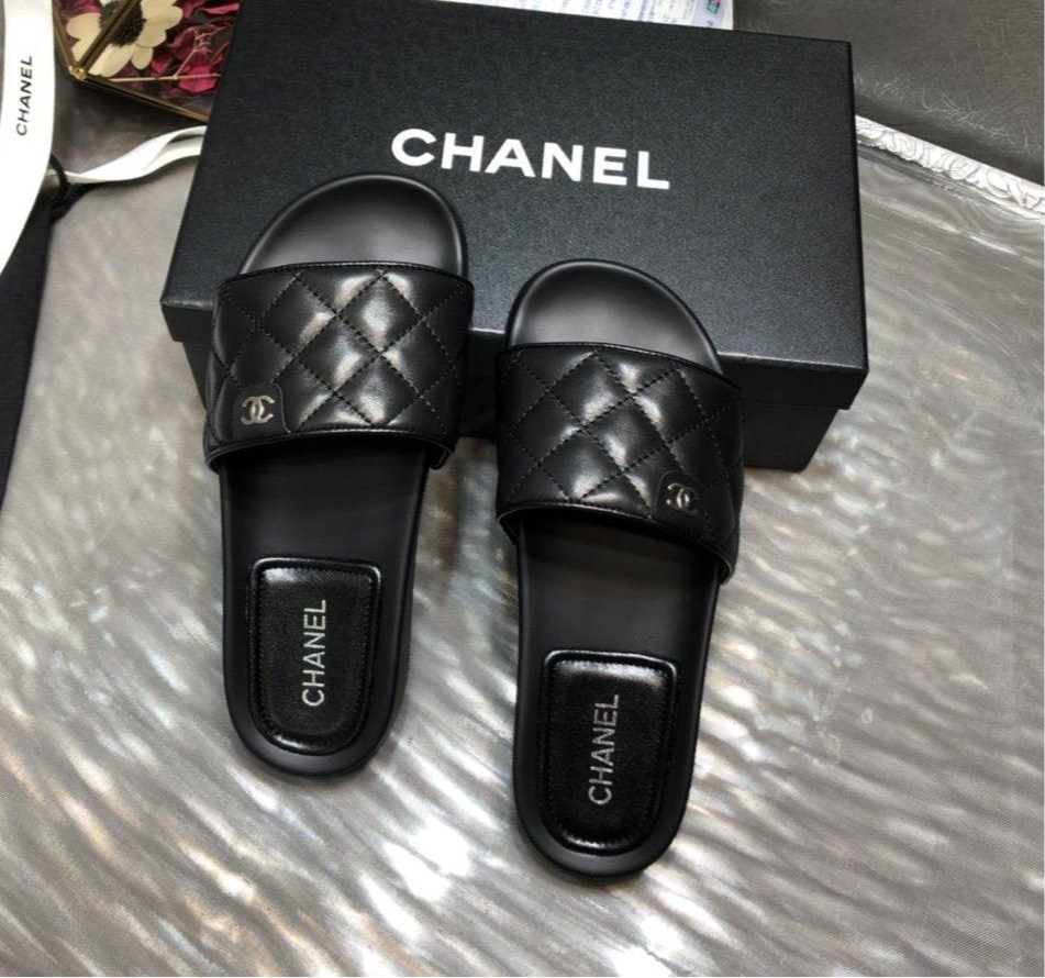 Chanel quilted Black slides