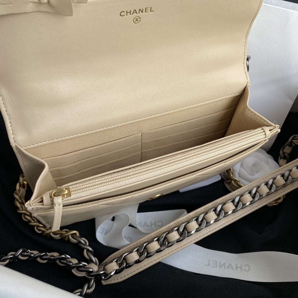 CHANEL 19 Wallet on chain WOC beige