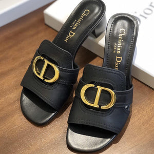 Dior  30 Montaigne slide